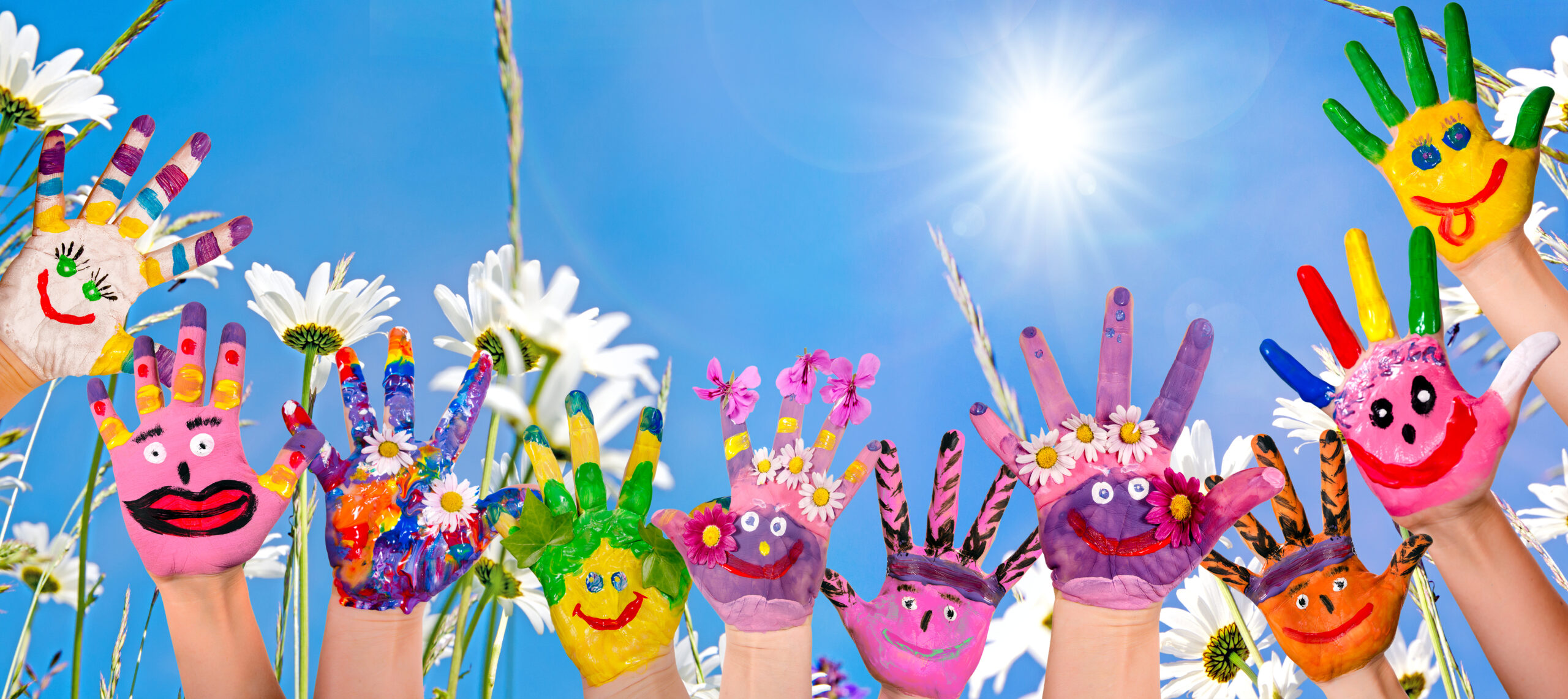 Glücklich sein: Hände spielender Kinder vor Blumenwiese :) 